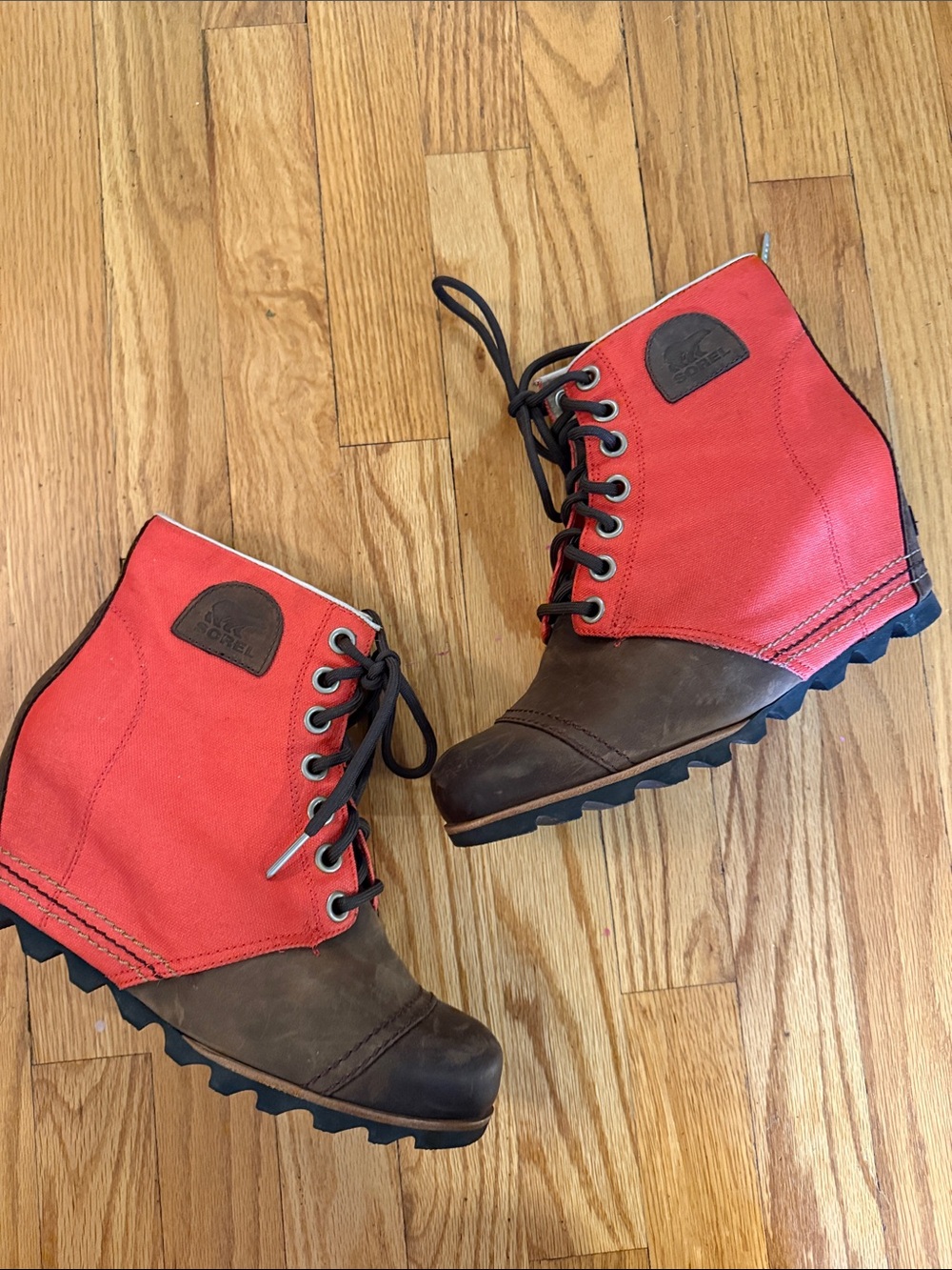Sorel sz 10 Red Canvas & Brown Leather Joan of Arctic Lace-Up Wedge Boot